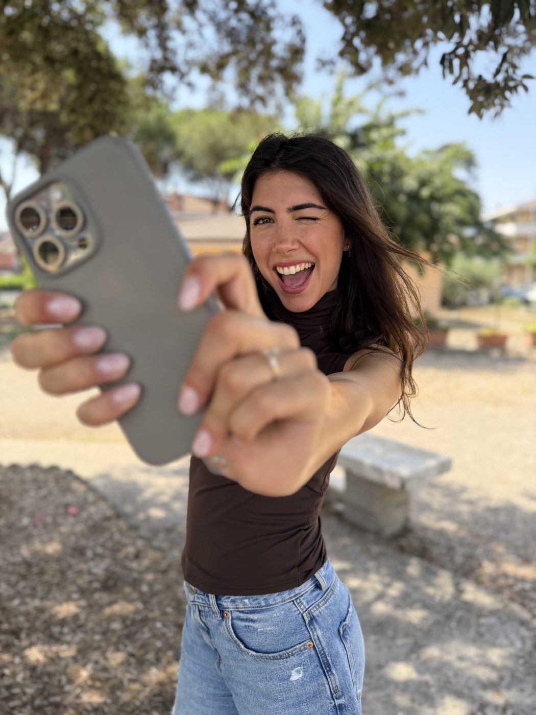 Noemi Colaianni sorride e fa l'occhiolino con il telefono in mano